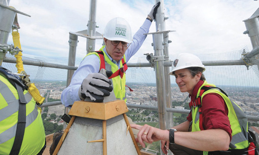 David Rubenstein, Sally Jewell atop Washing Monument